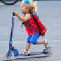 Scooter de patada para niños Goplus azul plegable con altura ajustable y luces LED.