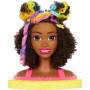 Cabeza de Estilismo Deluxe de Barbie con Accesorios de Color y Cabello Rizado Arcoíris Castaño.