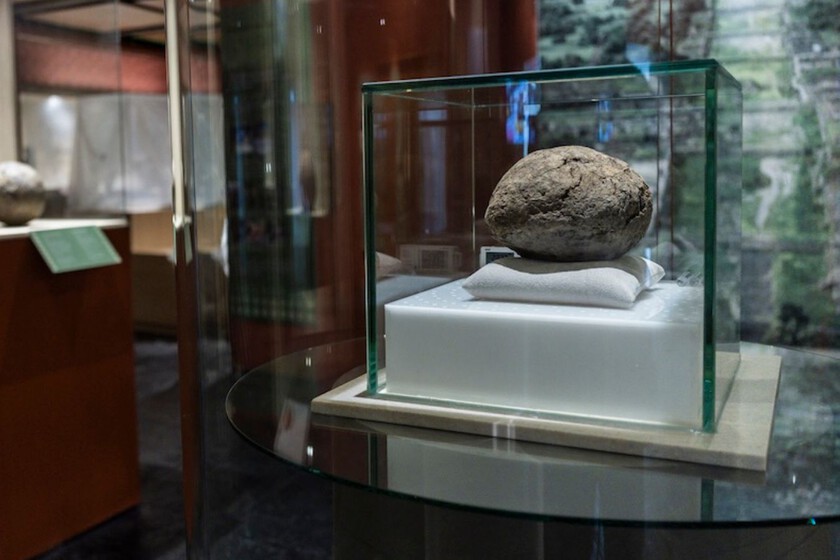 Una Pelota de Hule de 3,600 Años: Un Legado Olmeca en Exhibición