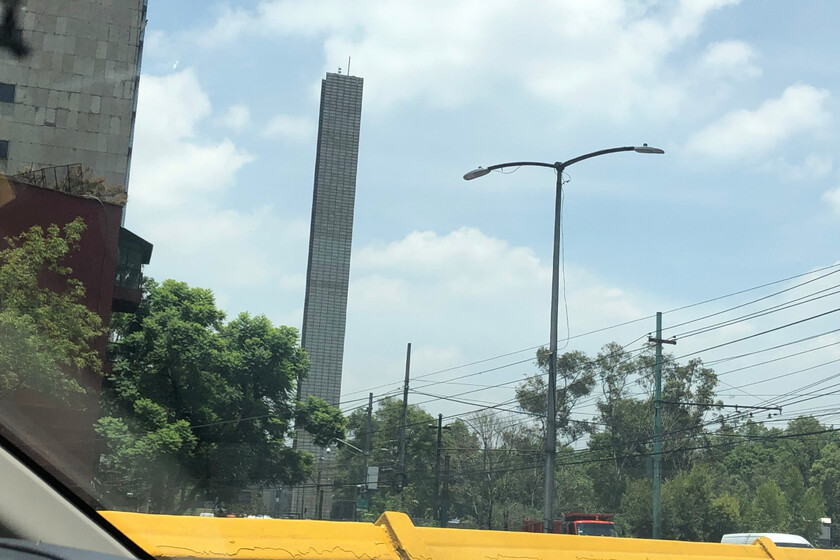 La Estela de Luz: De símbolo de celebración a controversia nacional